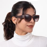 OC.CL.5181.1-Oculos-de-Sol-Feminino-NBA-Championship-Ring-Quadrado-Polarizado-Degrade-Preto--2-