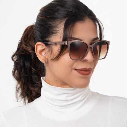 OC.MT.4307.1--Oculos-de-Sol-Feminino-Marilia-Mendonca-Quadrado-Polarizado-Degrade-Marrom--1-